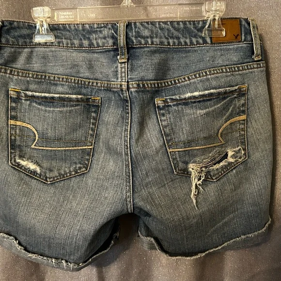 American Eagle super cute distressed jean shorts. Size 6 - Picture 3 of 6